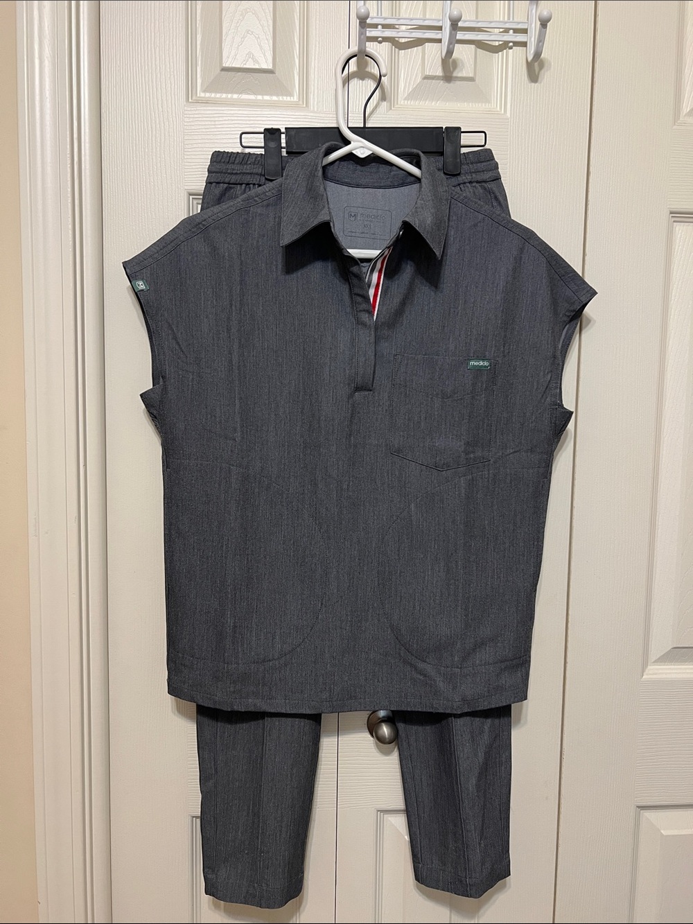 Mediclo Dark Gray Pocket Top with Logo Tag. Scrub set. Size XXS